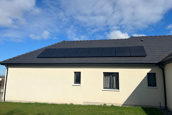 Panneaux solaires de Prestige Clima Services sur une maison Panneaux solaires de Prestige Clima Services sur une maison